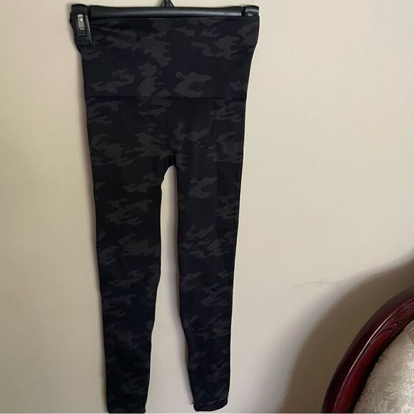SPANX Look At Me Now Seamless Legging Black Camo Size Small - Picture 4 of 7